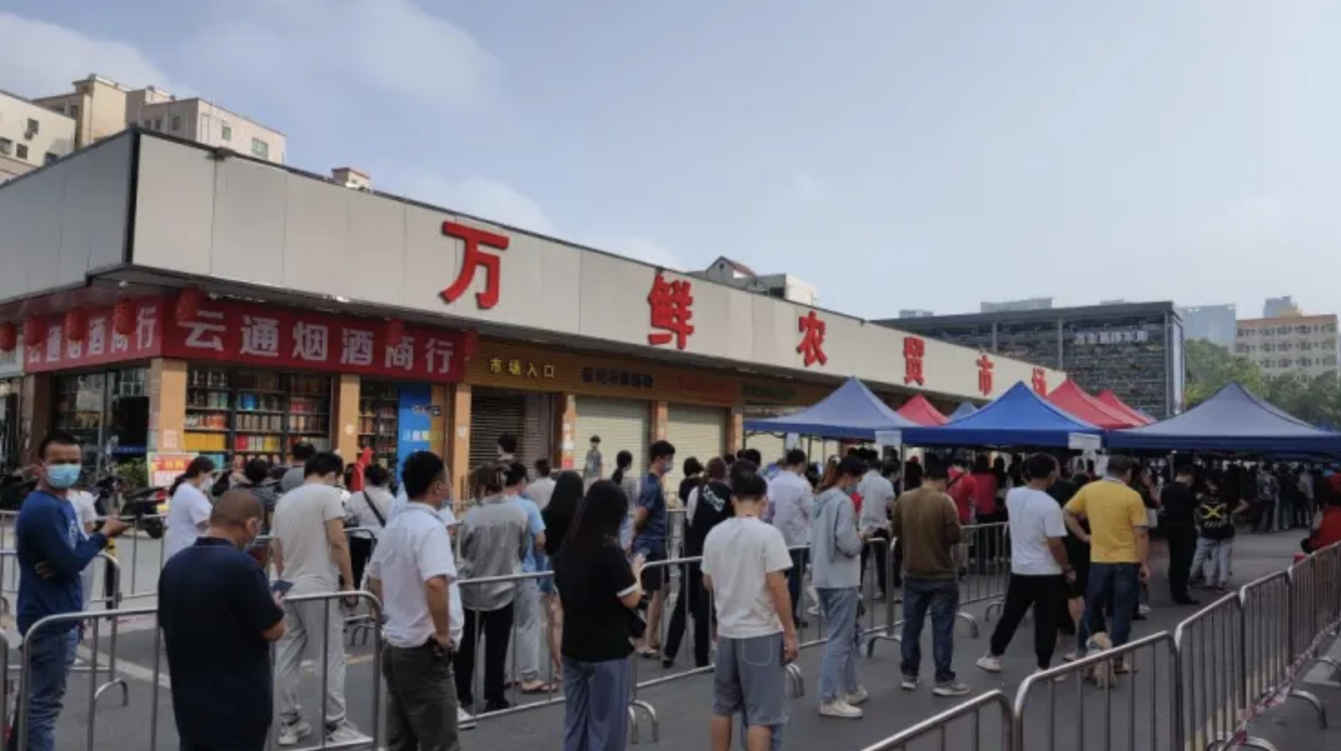 Một điểm xét nghiệm Covid ở Trung Quốc hôm 22/3 - Ảnh: Getty/CNBC.