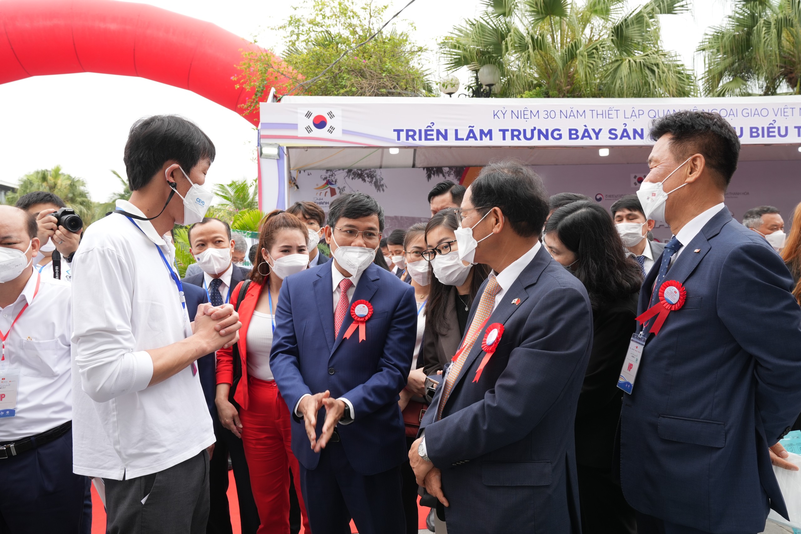 Đại diện C&ocirc;ng ty TNHH Cammsys Việt Nam tại triển l&atilde;m trưng b&agrave;y sản phẩm ti&ecirc;u biểu Việt Nam - H&agrave;n Quốc trong khu&ocirc;n khổ Hội nghị 