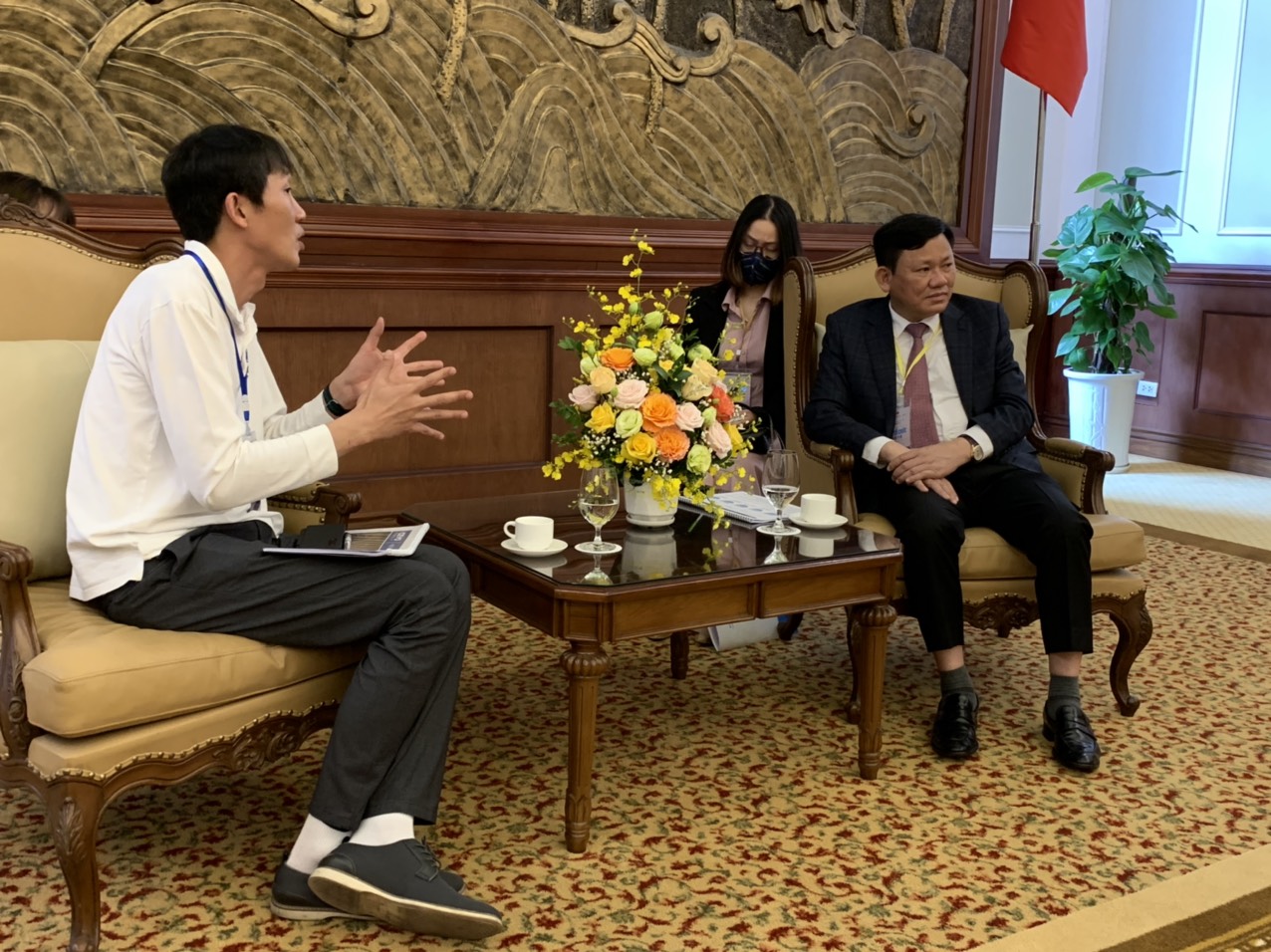 Ngay sau buổi triển l&atilde;m, &ocirc;ng Nguyễn Văn Thi đ&atilde; d&agrave;nh thời gian tiếp x&uacute;c, t&igrave;m hiểu về dự &aacute;n xe điện 2 chỗ ngồi của doanh nghiệp H&agrave;n Quốc. &Ocirc;ng Thi mong muốn l&atilde;nh đạo cao cấp của doanh nghiệp n&agrave;y sẽ sang thăm Thanh H&oacute;a trong thời gian sớm nhất để thảo luận kỹ hơn về tương lai của dự &aacute;n xe &ocirc; t&ocirc; điện 2 chỗ tại Thanh H&oacute;a.