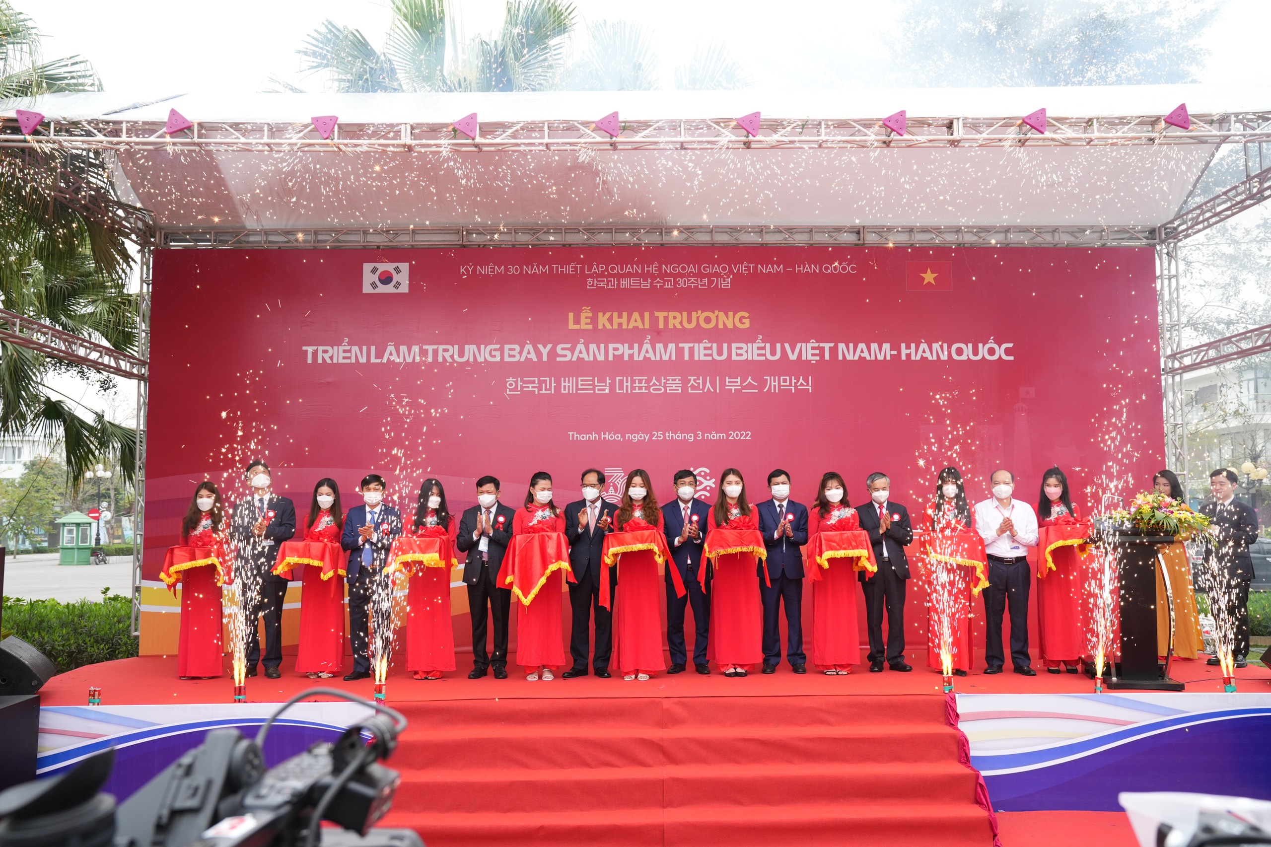 &Ocirc;ng Park Noh-wan, Đại sứ H&agrave;n Quốc tại Việt Nam, &ocirc;ng Nguyễn Minh Vũ, Thứ trưởng Thường trực Bộ Ngoại giao; &ocirc;ng Nguyễn Văn Thi, Ph&oacute; Chủ tịch Thường trực UBND tỉnh Thanh H&oacute;a v&agrave; l&atilde;nh đạo c&aacute;c tỉnh Nghệ An, H&agrave; Nam, Hải Ph&ograve;ng, Th&aacute;i B&igrave;nh cắt băng khai trương triển l&atilde;m.&nbsp;