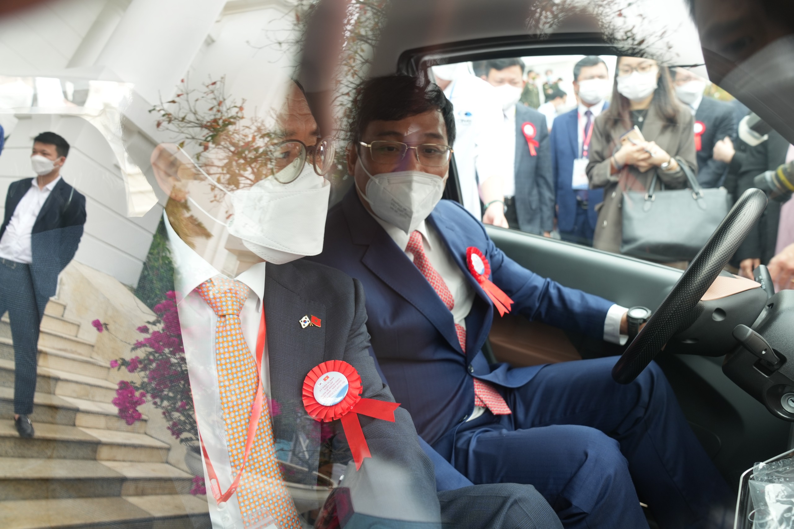 &nbsp;&Ocirc;ng Nguyễn Minh Vũ - Thứ trưởng Thường trực Bộ Ngoại giao trực tiếp trải nghiệm &ocirc; t&ocirc; điện 2 chỗ ngồi.&nbsp;