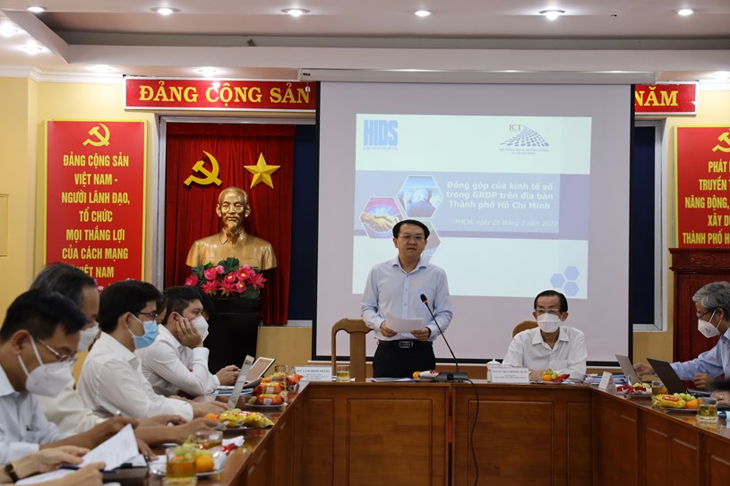 Ông Lâm Đình Thắng (người đứng) và ông Trần Hoàng Ngân đồng chủ trì tọa đàm “Kinh tế số - Triển vọng và định hướng phát triển trên địa bàn TP.HCM”.