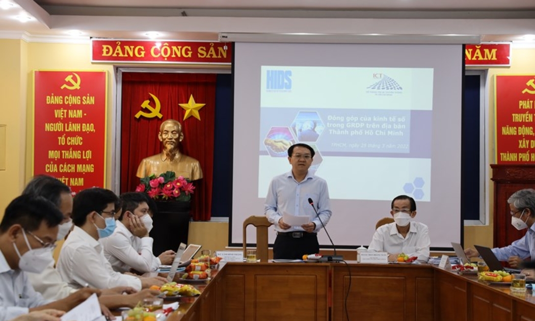 Ông Lâm Đình Thắng (người đứng) và ông Trần Hoàng Ngân đồng chủ trì tọa đàm “Kinh tế số - Triển vọng và định hướng phát triển trên địa bàn TP.HCM”.