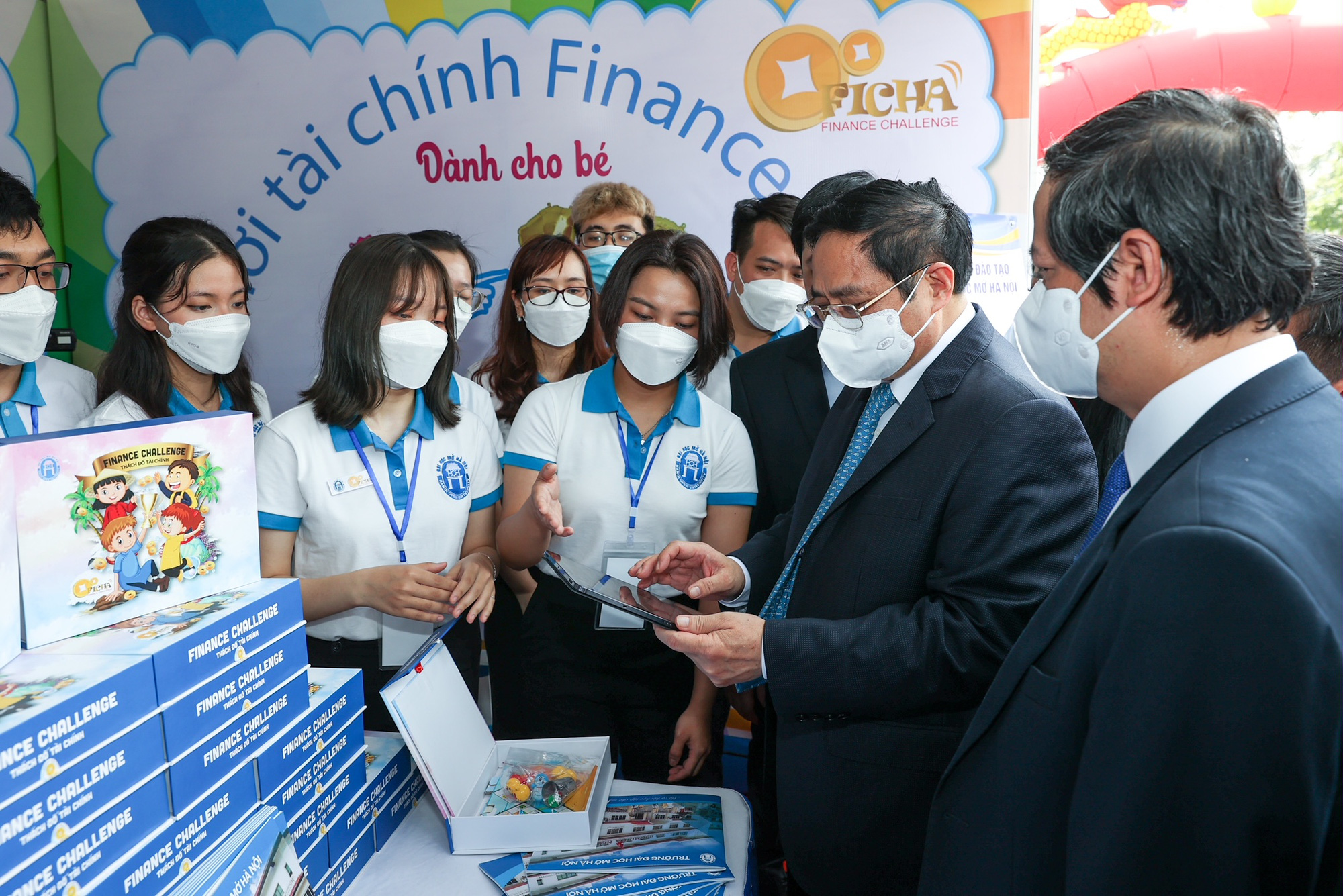 Thủ tướng thăm gian h&agrave;ng đổi mới s&aacute;ng tạo của sinh vi&ecirc;n tại sự kiện. Ảnh: VGP