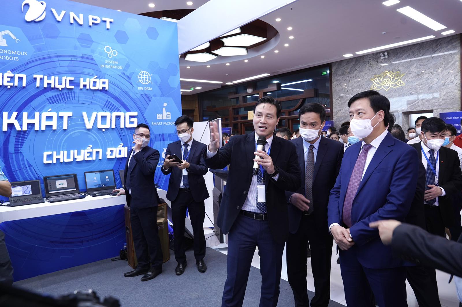 Đại diện Tập đoàn VNPT giới thiệu với quan khách về các giải pháp chuyển đổi số.