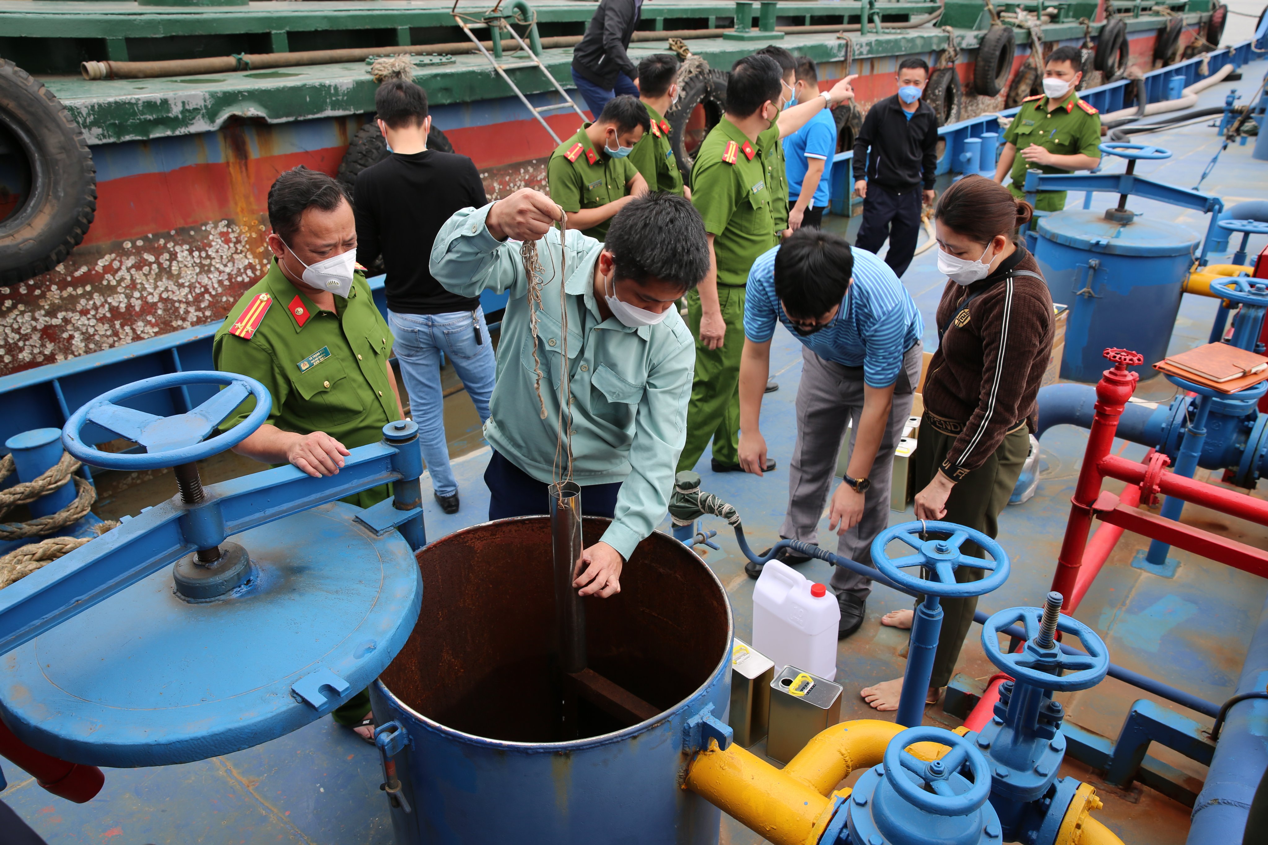 Lực lượng chức năng tiến hành kiểm tra xăng lậu vừa bị bắt giữ