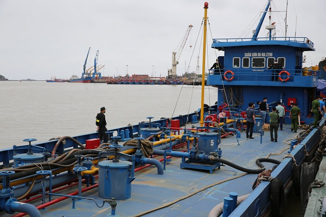 Phương tiện chở xăng lậu bị bắt giữ