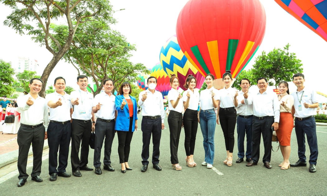 Đại diện lãnh đạo TP. Đà Nẵng, Sở Du lịch, Trung tâm Xúc tiến Du lịch cùng top 3 hoa hậu check in tại Ngày hội Khinh khí cầu.