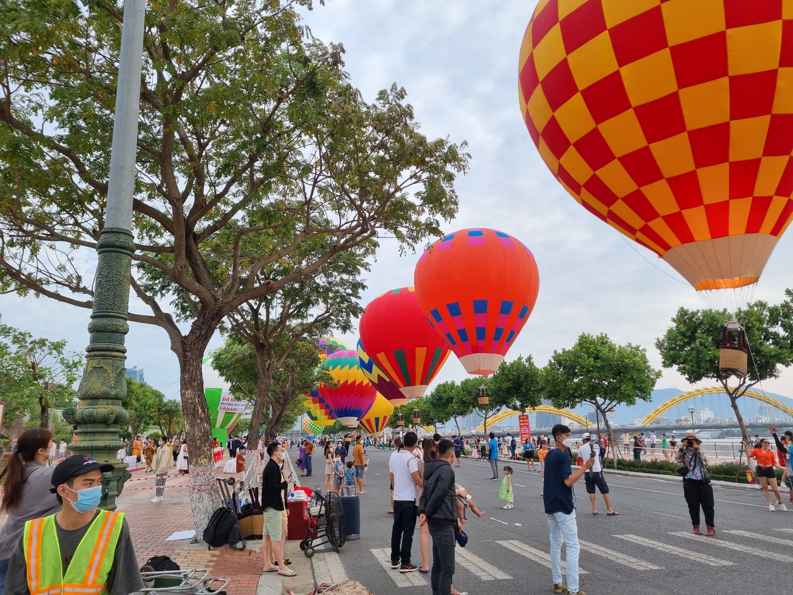 Hành khách trải nghiệm bay cùng khinh khí cầu khổng lồ.