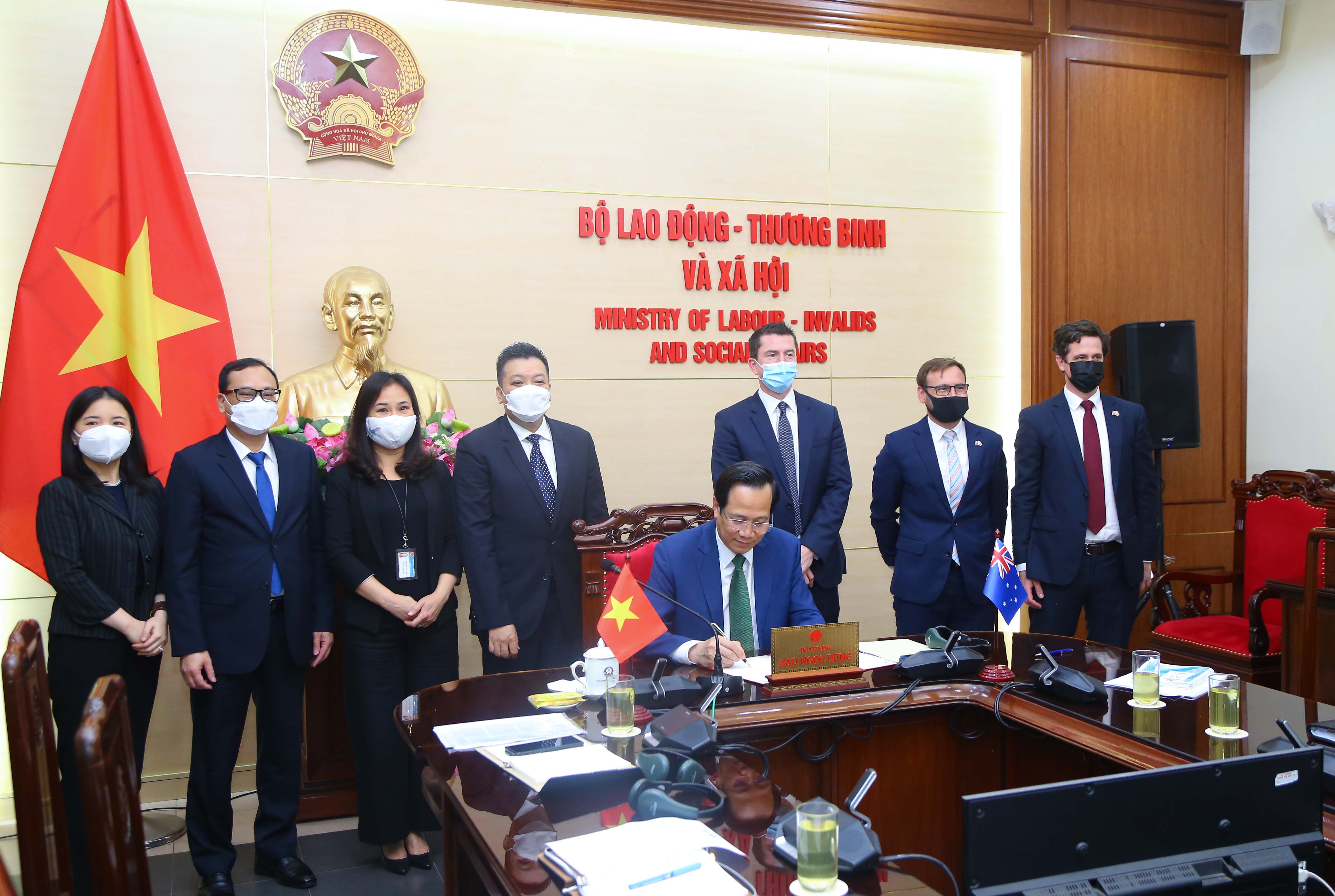 Bộ trưởng Bộ Lao động - Thương binh và Xã hội Đào Ngọc Dung ký Bản ghi nhớ. Ảnh - MOLISA. 