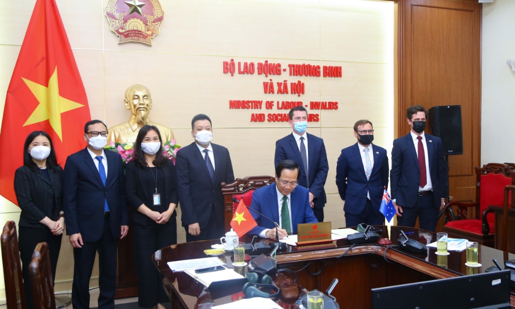 Bộ trưởng Bộ Lao động - Thương binh và Xã hội Đào Ngọc Dung ký Bản ghi nhớ. Ảnh - MOLISA.