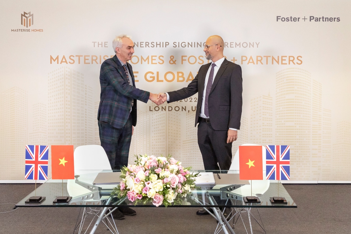 &Ocirc;ng Gerard Evenden, Đối t&aacute;c cấp cao - Gi&aacute;m đốc Studio Foster   Partners (tr&aacute;i) & &ocirc;ng Youssef Akila, Gi&aacute;m Đốc Khối Thiết Kế Masterise Homes tham gia k&yacute; kết hồi th&aacute;ng 2/2022.