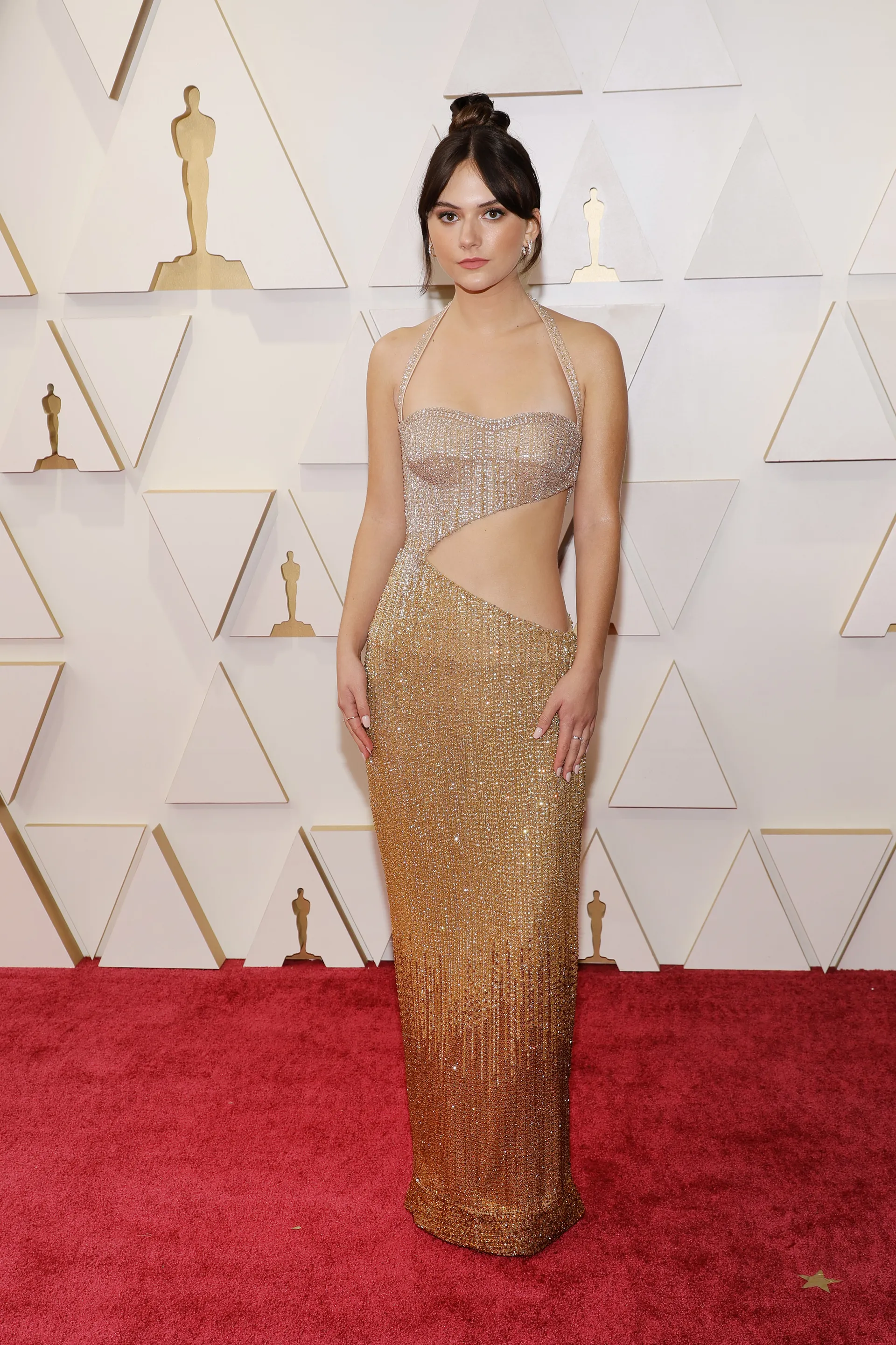 Nữ diễn viên Emilia Jones nắm bắt xu hướng cut-out với váy của Dolce & Gabbana.