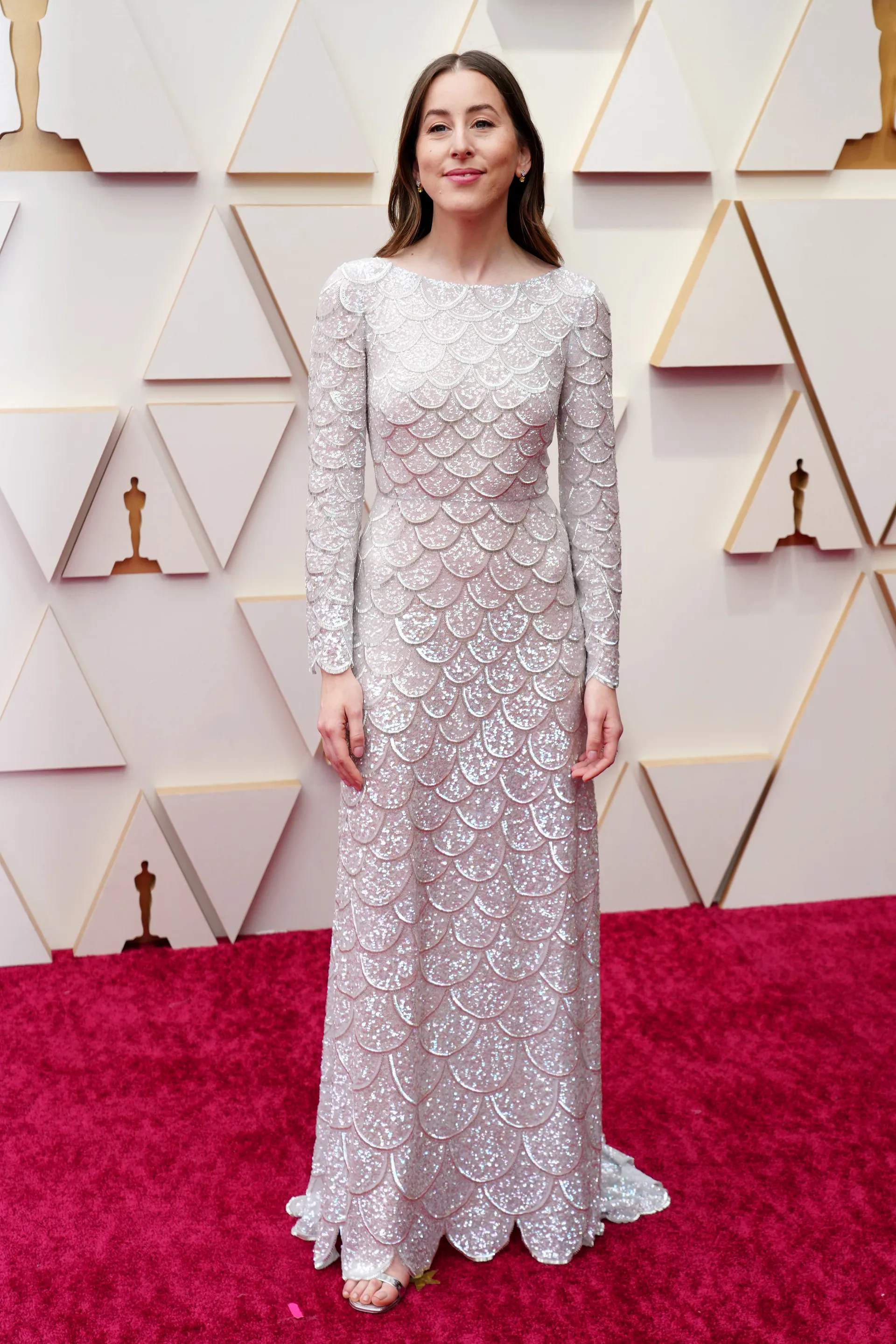 Alana Haim thể hiện nét sang trọng, quyến rũ trong bộ váy “nàng tiên cá” của Louis Vuitton.