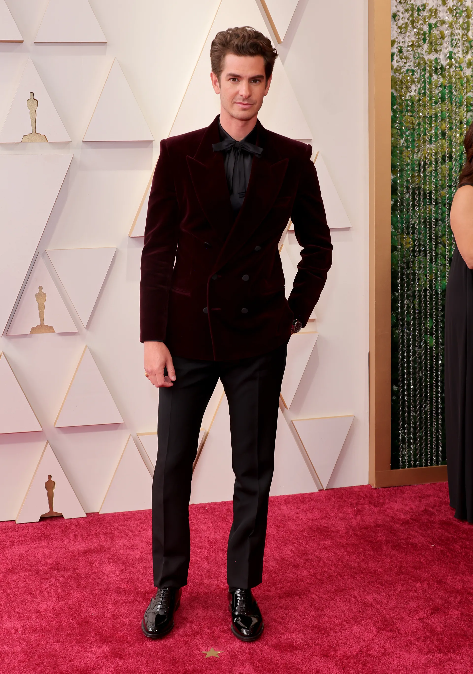 Nam diễn viên Andrew Garfield chọn vest nhung màu mận lịch lãm của Saint Laurent.