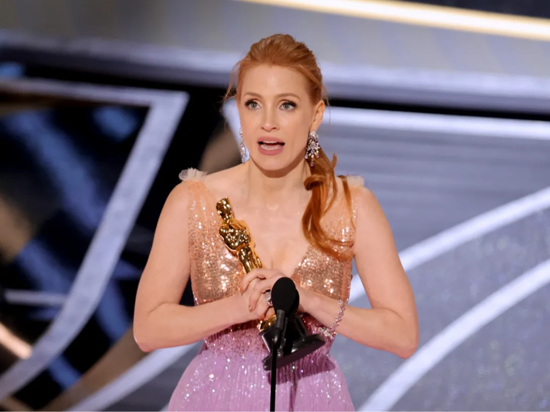 Tượng vàng cho Nữ chính xuất sắc nhất Oscar 2022 đã thuộc về Jessica Chastain với vai diễn trong The Eyes of Tammy Faye. 