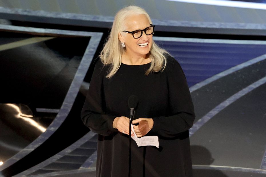 Đạo diễn&nbsp;Jane Campion nhận tượng v&agrave;ng&nbsp;Đạo diễn xuất sắc nhất.