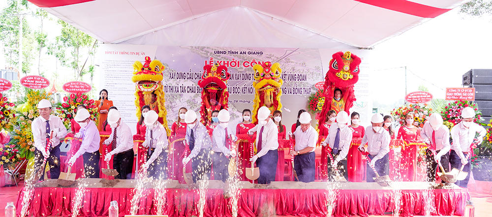 Toàn cảnh lễ khởi công.