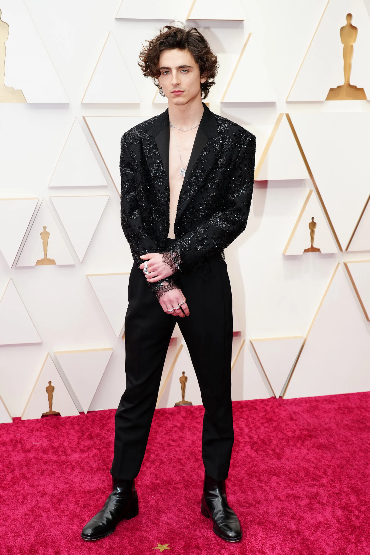 Nam t&agrave;i tử Timoth&eacute;e Chalamet trong bộ suit đ&iacute;nh đ&aacute; lấp l&aacute;nh v&ocirc; c&ugrave;ng thời thượng của Louis Vuitton, đặc biệt khi anh kh&ocirc;ng mặc sơ mi b&ecirc;n trong.&nbsp;