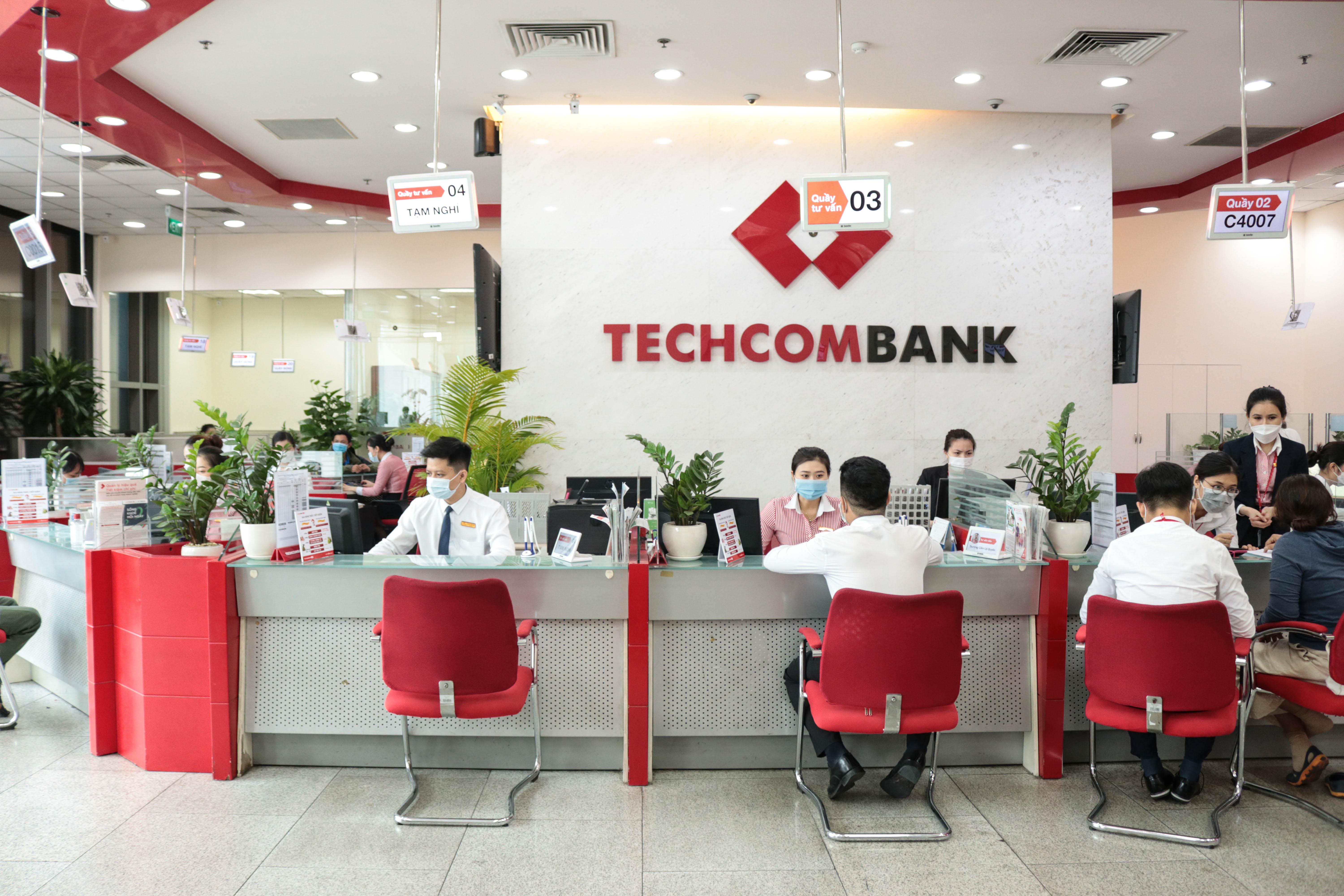 Khách hàng đang giao dịch tại Techcombank.