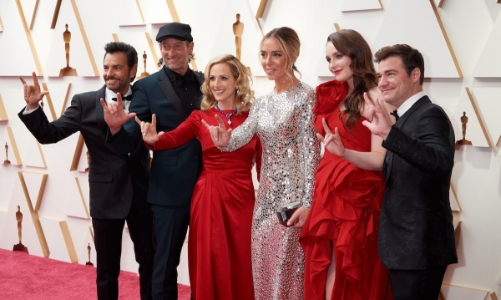 Top 10 trang phục đẹp nhất trên thảm đỏ Oscar 2022