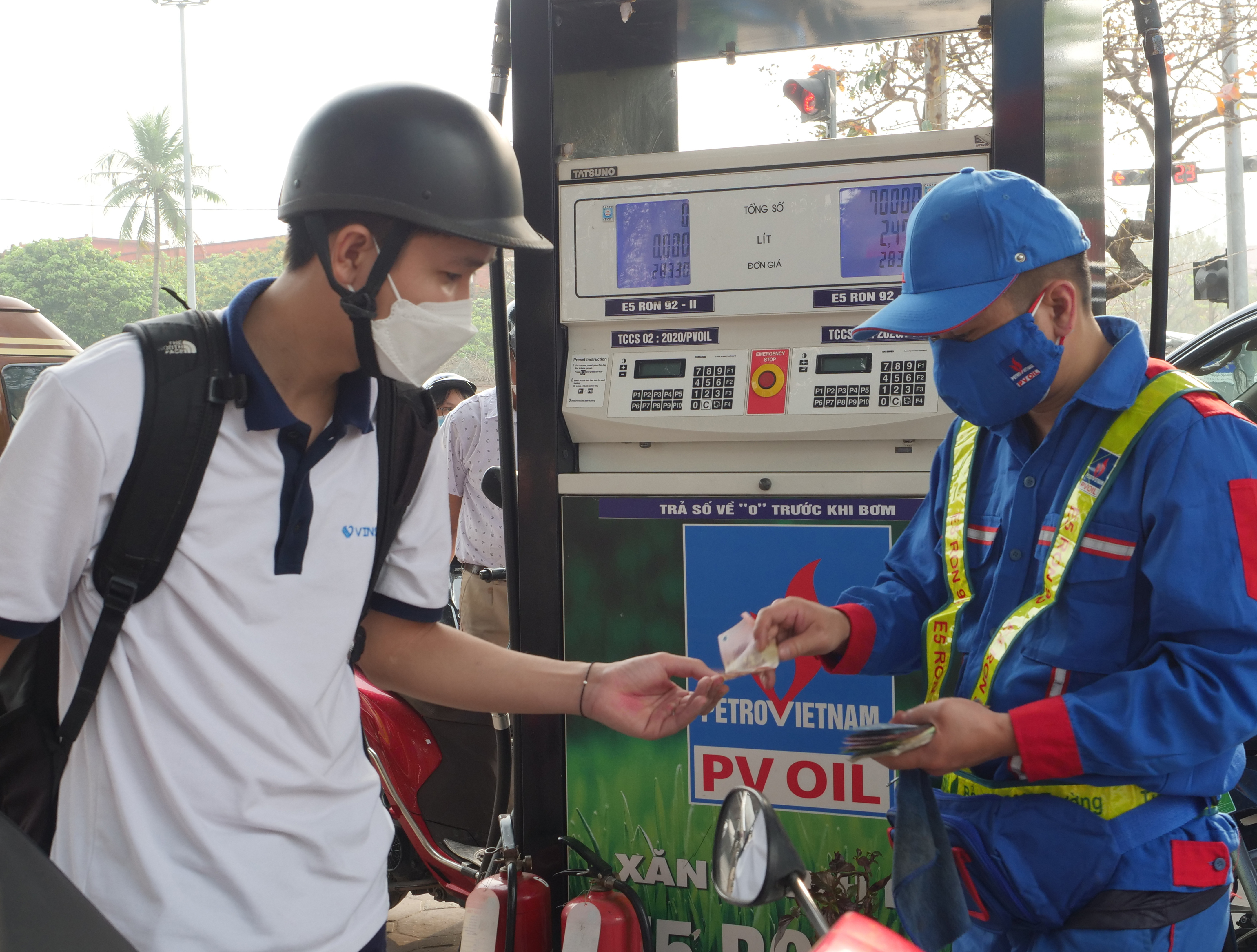 Thuế bảo vệ môi trường mới áp dụng từ năm 2023 với xăng (trừ ethanol) là 2.000 đồng/lít, dầu diesel, dầu nhờn, dầu mazut và mỡ nhờn 1.000 đồng/lít, dầu hỏa 600 đồng/lít.