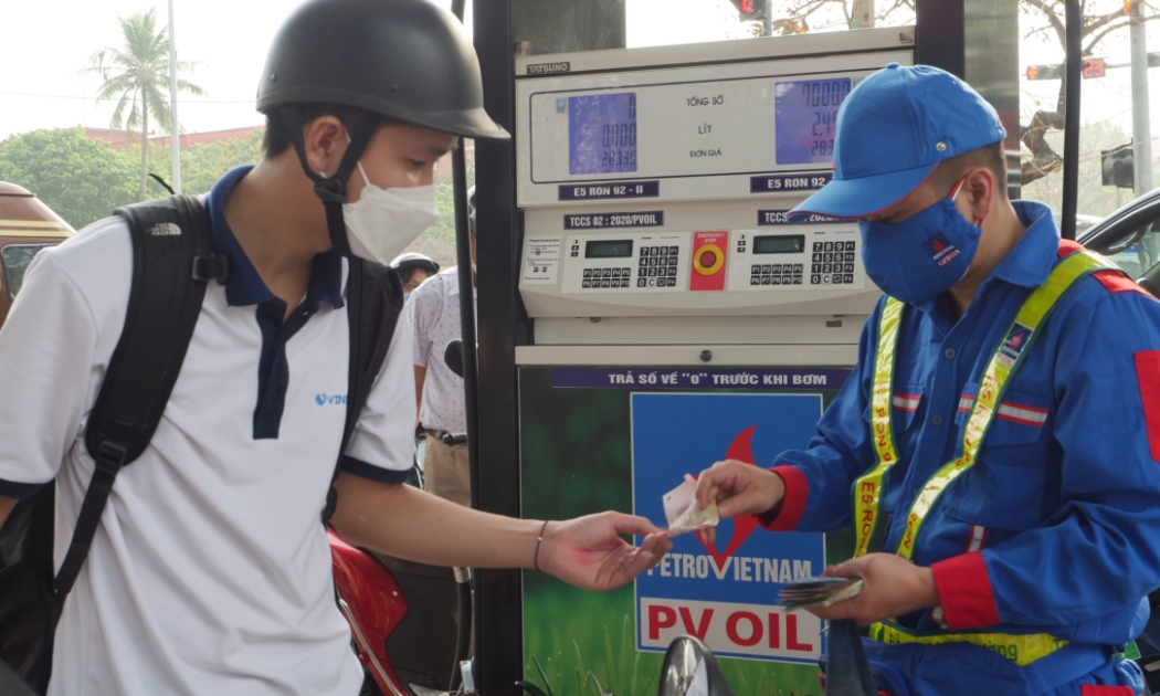 Thuế bảo vệ môi trường mới áp dụng từ năm 2023 với xăng (trừ ethanol) là 2.000 đồng/lít, dầu diesel, dầu nhờn, dầu mazut và mỡ nhờn 1.000 đồng/lít, dầu hỏa 600 đồng/lít.