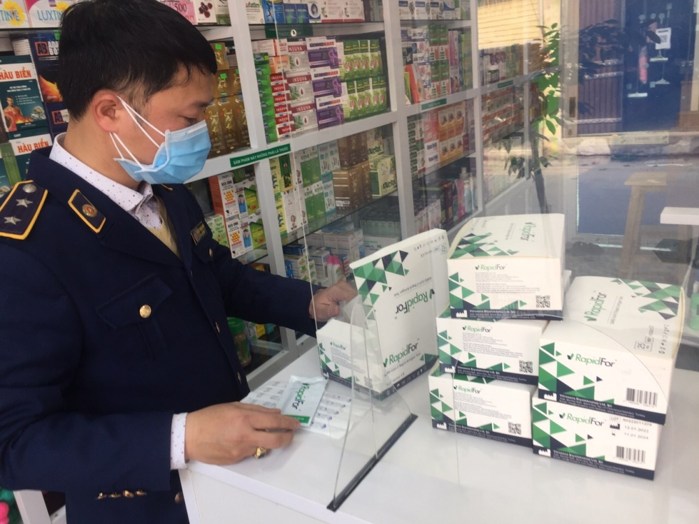 Ngày  25/2 lực lượng quản lý thị trường Hà Nội đã phát hiện thu giữ trên 5.000 que test Covid-19.