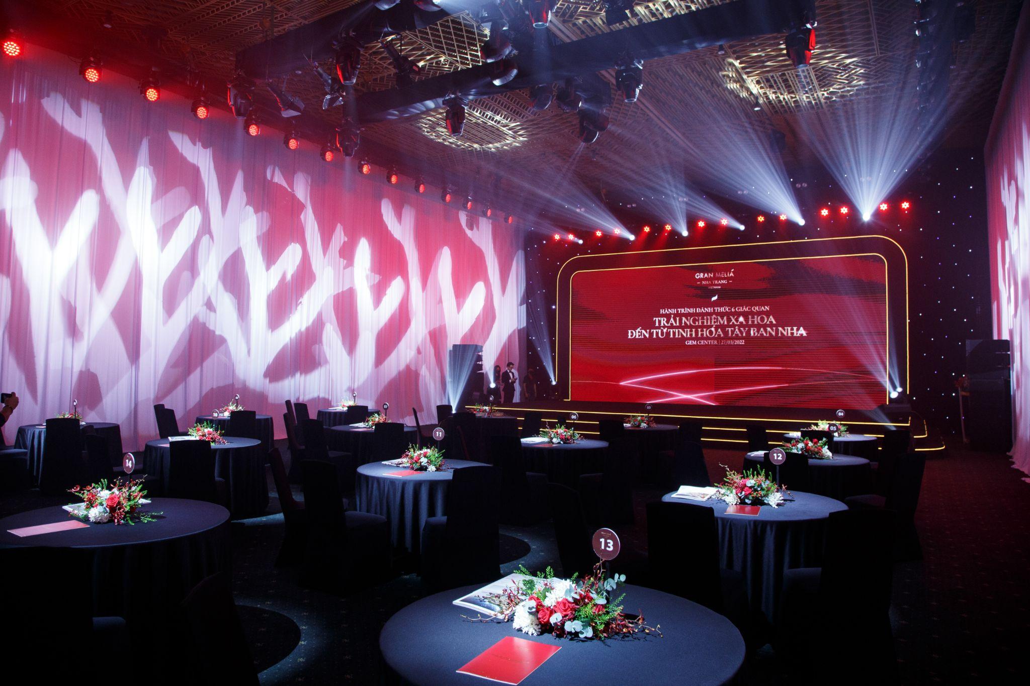 Không gian ấm cúng và sang trọng được bày trí lấy cảm hứng từ sắc đỏ Tây Ban Nha.