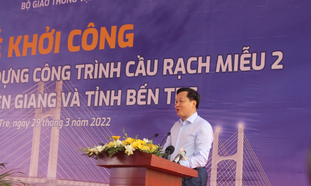 Phó thủ tướng Chính phủ Lê Minh Khái đến dự và phát lệnh khởi công Dự án đầu tư xây dựng công trình cầu Rạch Miễu 2 nối Tiền Giang và Bến Tre, sáng 29/3/2022.