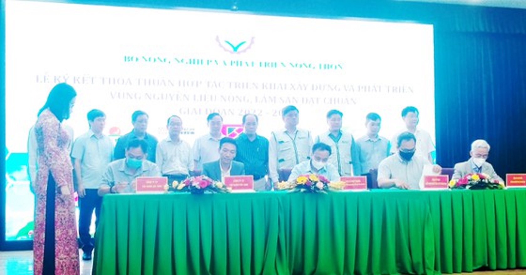 Ký kết xây dựng vùng nguyên liệu nông sản đạt chuẩn.