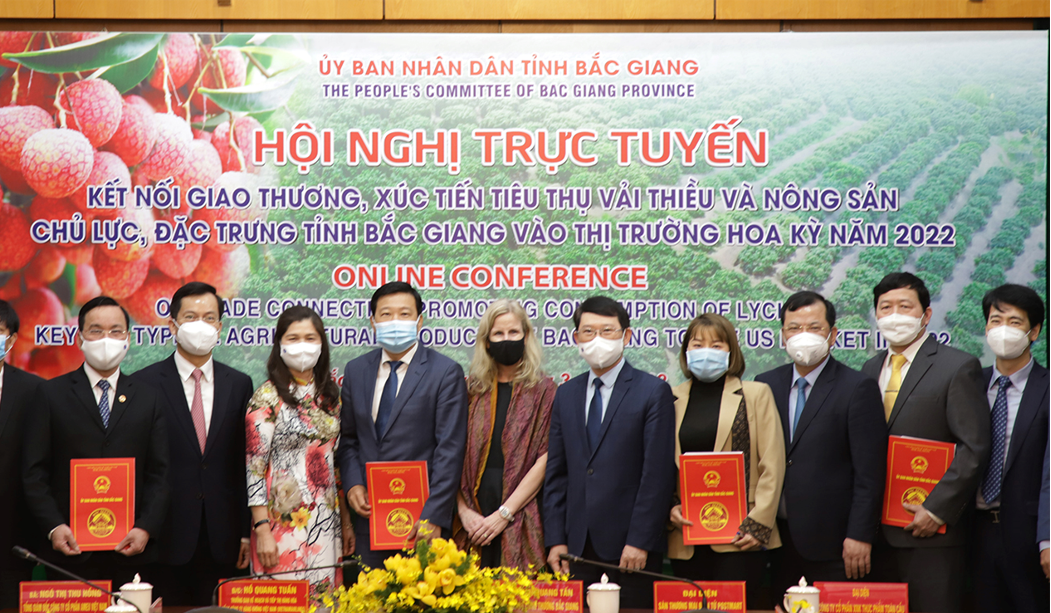 C&aacute;c doanh nghiệp, đơn vị li&ecirc;n quan k&yacute; Bi&ecirc;n bản hợp t&aacute;c xuất khẩu vải thiều sang thị trường Mỹ.