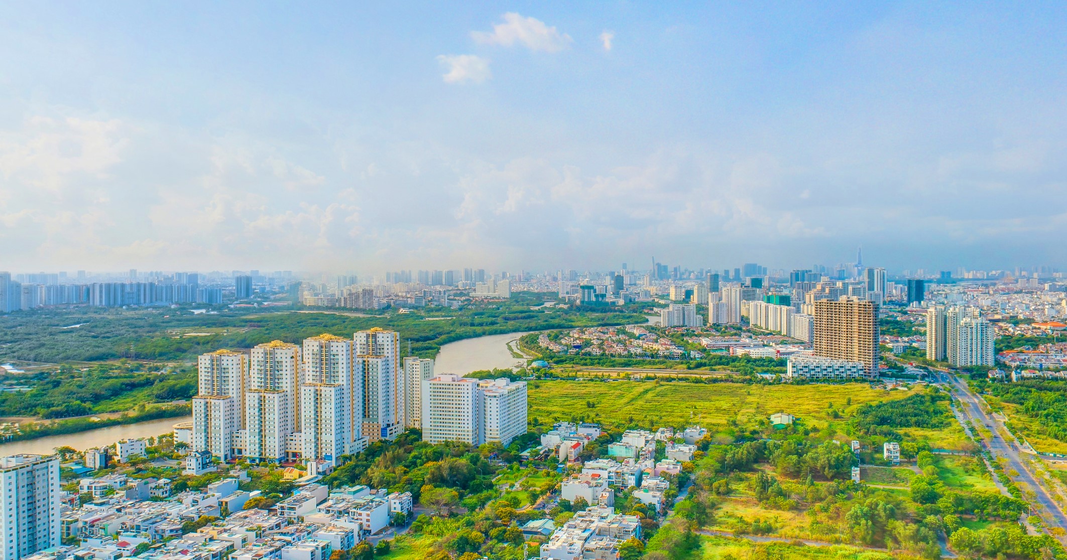 Tầm nhìn từ Viva Plaza về phía trung tâm Phú Mỹ Hưng và quận 1, Tp.HCM.