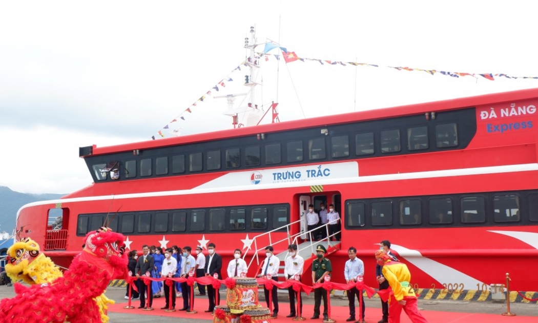 Tàu được đưa vào khai thác tuyến này là tàu Trưng Trắc có sức chứa hành khách tối đa cho phép là 598 người.
