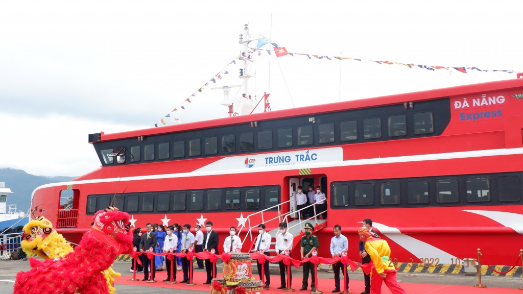 Tàu được đưa vào khai thác tuyến này là tàu Trưng Trắc có sức chứa hành khách tối đa cho phép là 598 người.