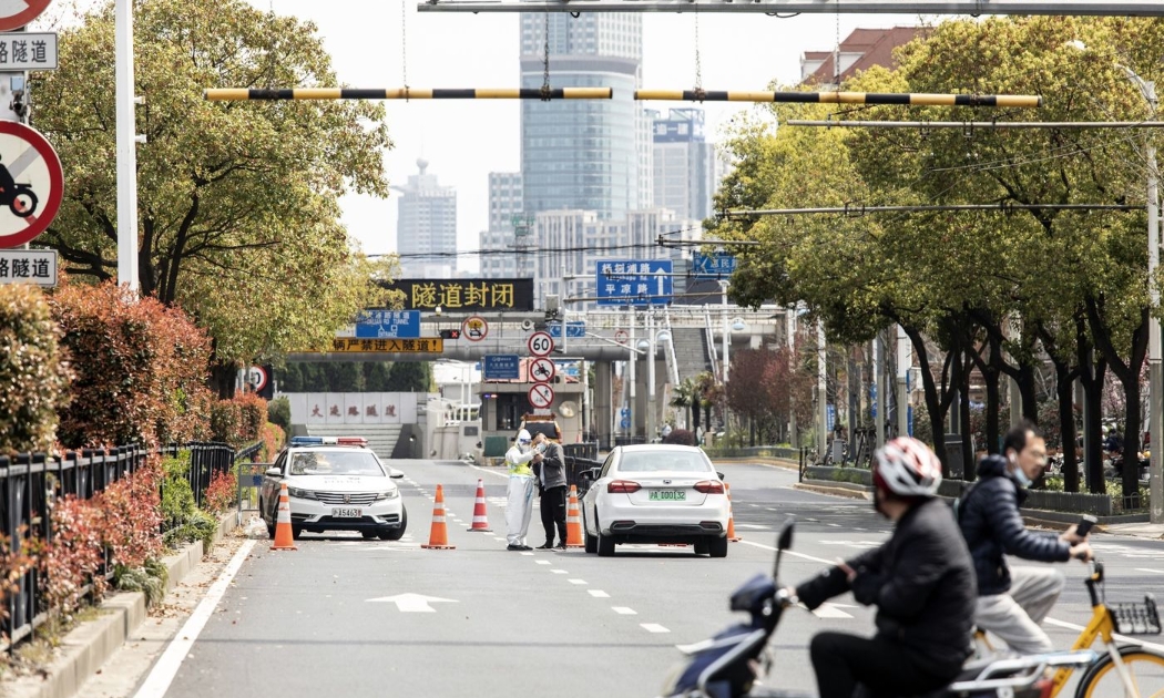 Khu Phố Đông của Thượng Hải trong tình trạng phong toả hôm 28/3 - Ảnh: Bloomberg.