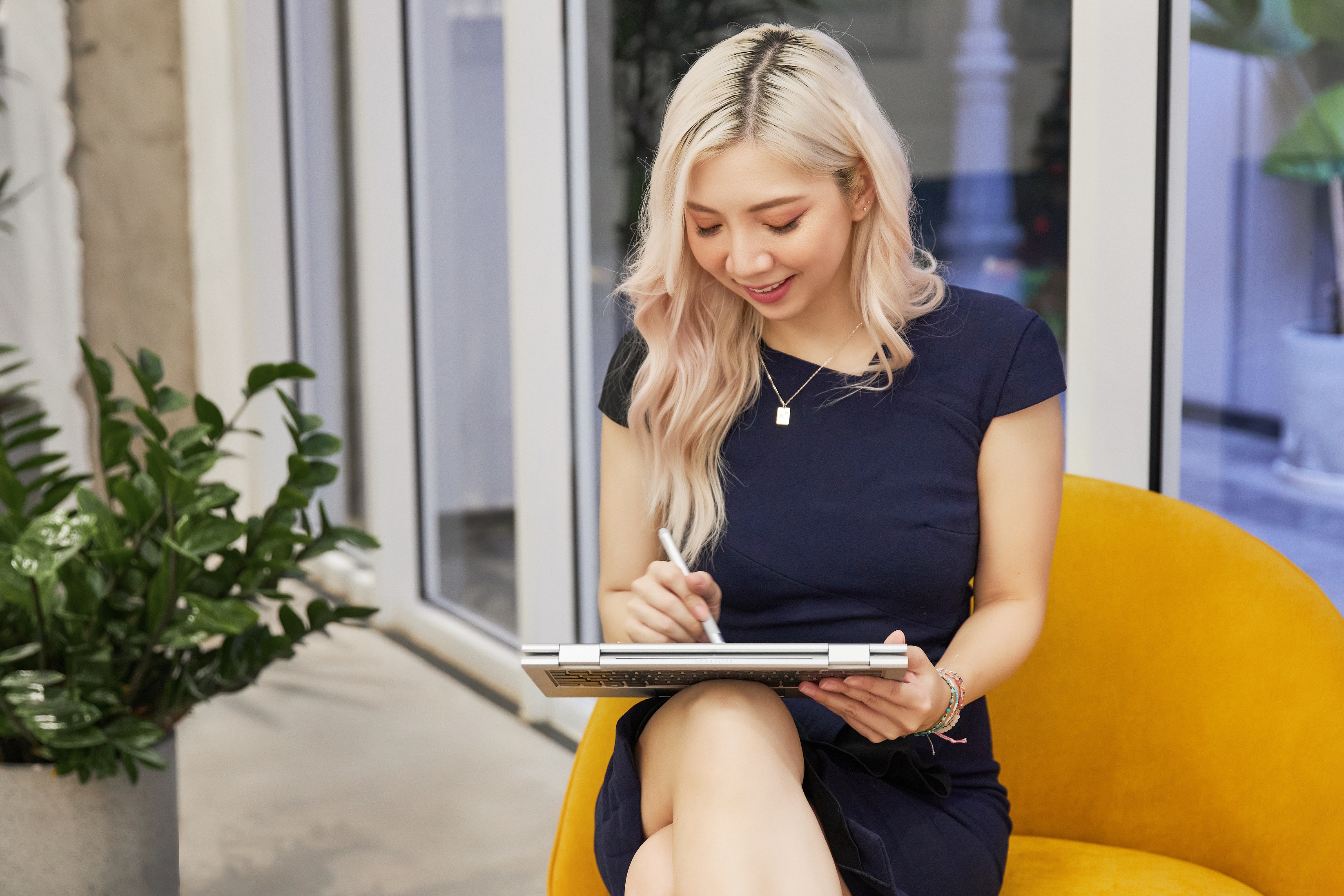 HP EliteBook 800 series G8 với thiết kế linh hoạt, cao cấp c&ugrave;ng hiệu năng vượt trội.