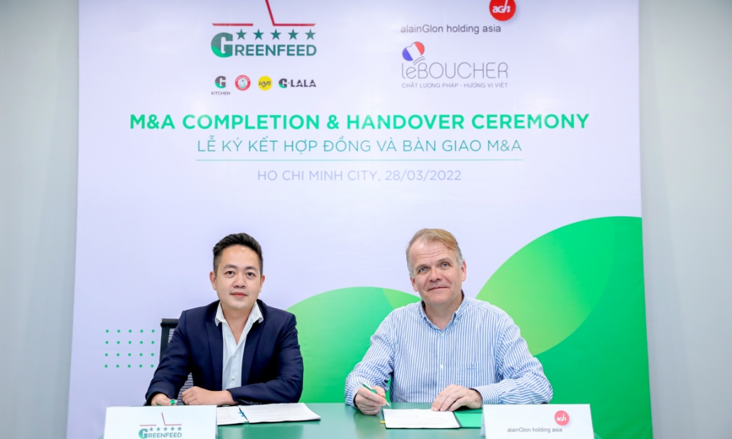Ông Quang Thanh Cường, Tổng giám đốc ngành Thực phẩm, Greenfeed Việt Nam và ông Glon Benoit Alain, Giám đốc Điều hành LeBoucher ký kết quyết định sáp nhập.