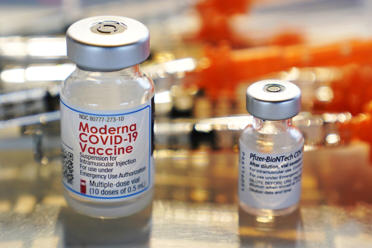 Lọ vaccine Covid-19 của Moderna và Pfizer/BioNTech - Ảnh: Getty Images