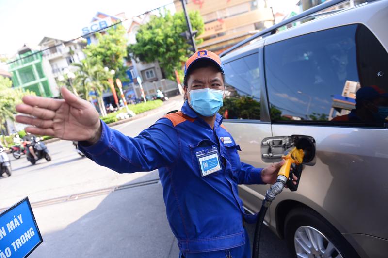 Mức thuế bảo vệ môi trường với xăng, dầu, mỡ nhờn mới sẽ được áp dụng từ ngày mai để hạ nhiệt giá xăng dầu.