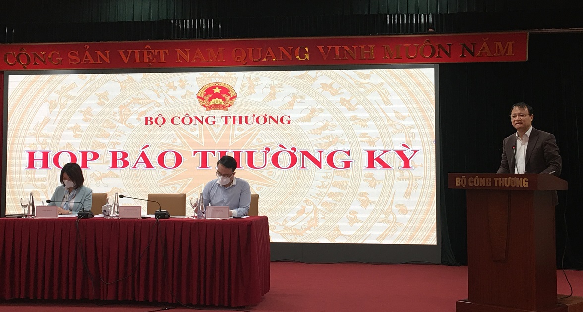Thứ trưởng Bộ Công Thương Đỗ Thắng Hải "sẽ cố gắng đến mức cao nhất để đảm bảo đủ nhu cầu xăng dầu cho doanh nghiệp sản xuất kinh doanh sử dụng xăng dầu làm nguyên liệu đầu vào và người dân". Ảnh: Mạnh Đức.