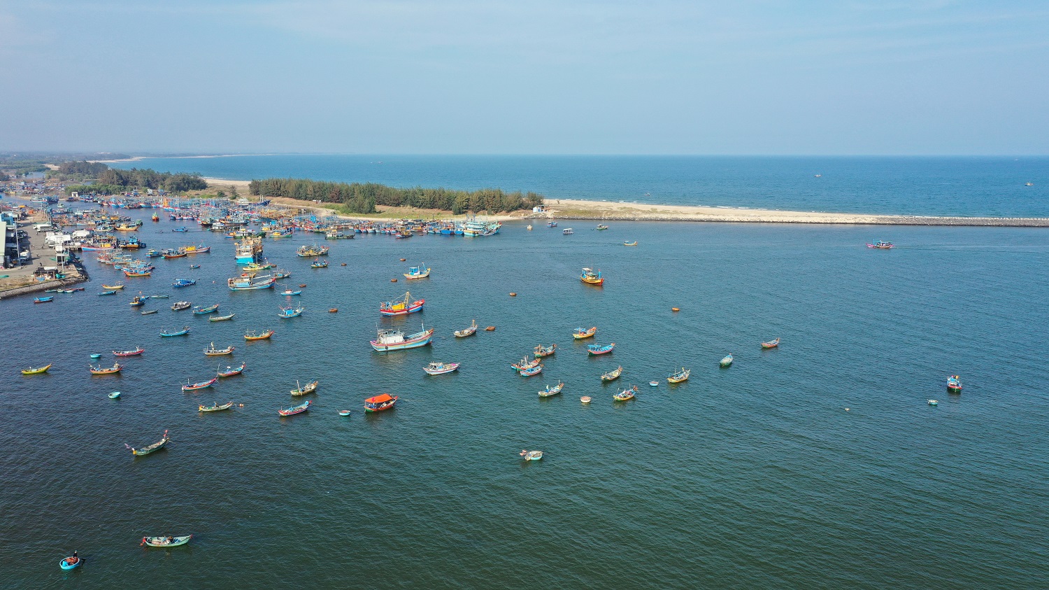 Cảng Bình Châu tọa lac tại huyện Xuyên Mộc, tỉnh Bà Rịa - Vũng Tàu. Điểm check in đặc biệt được yêu thích tại khu vực Hồ Tràm.