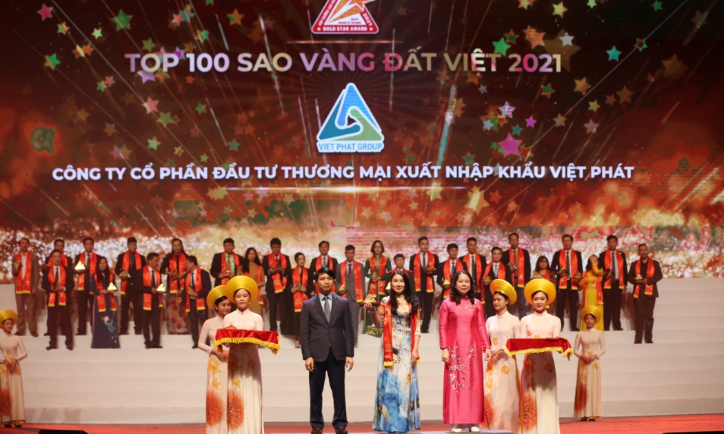 Bà Lê Thị Thanh Lệ - Phó Tổng giám đốc Công ty Cổ phần đầu tư thương mại xuất nhập khẩu Việt Phát nhận giải thưởng Top 100 Sao Vàng đất Việt năm 2021.