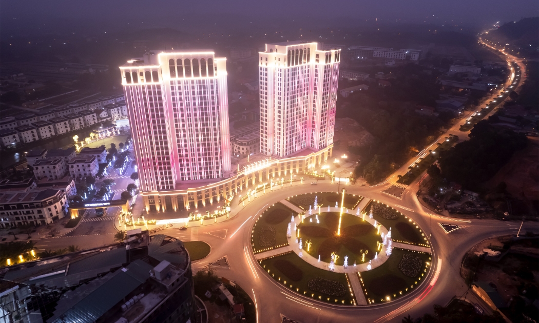 Toà tháp đôi VCI Tower rực rỡ về đêm.