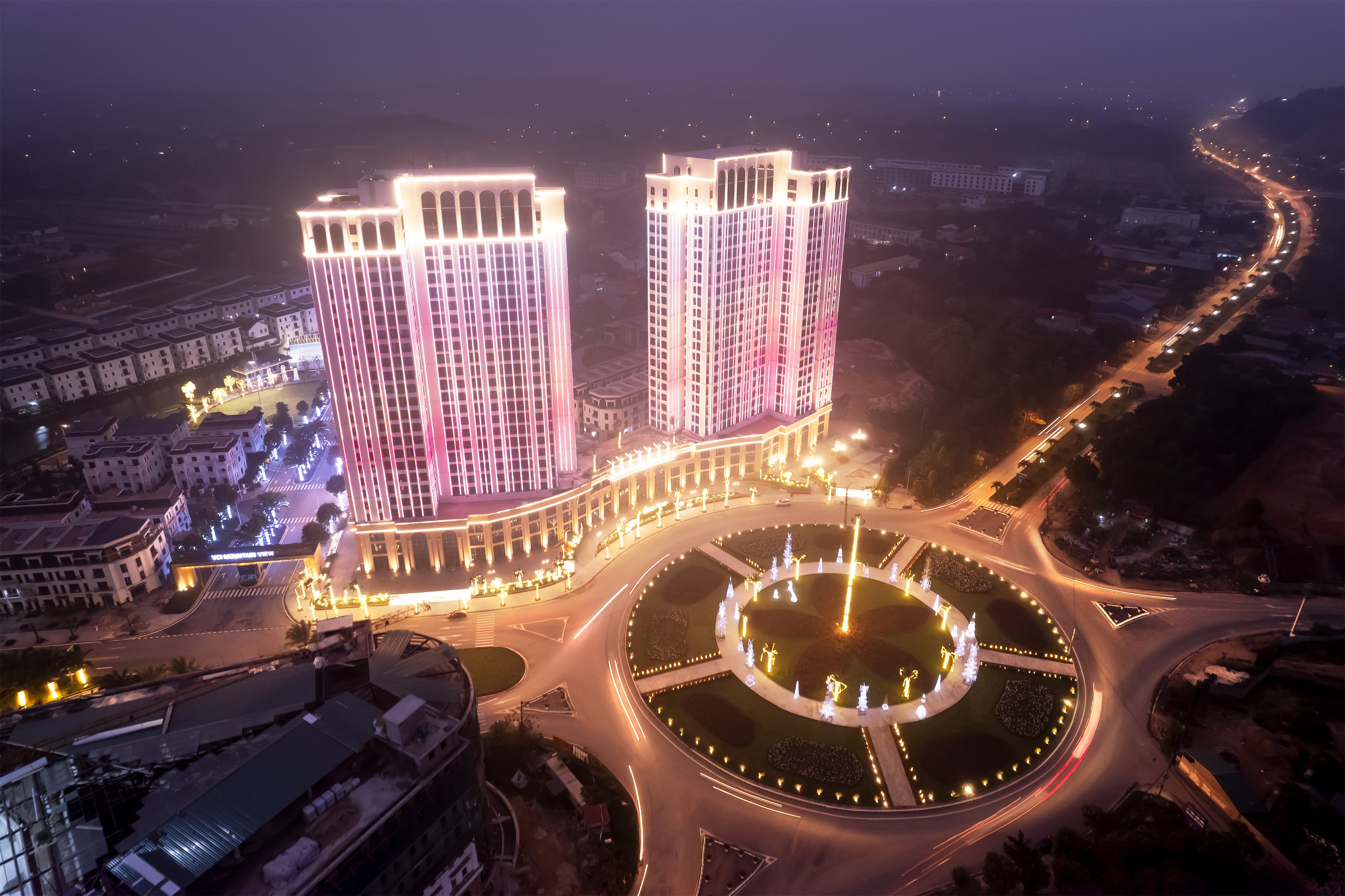 Toà tháp đôi VCI Tower rực rỡ về đêm.
