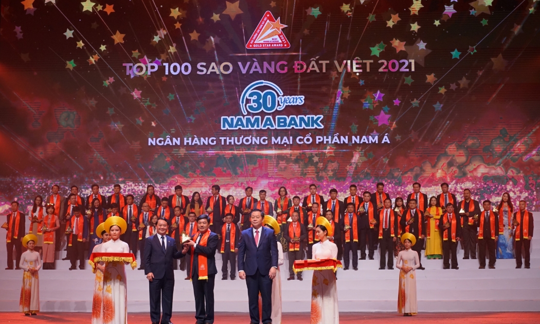 Đại diện Nam A Bank, ông Lê Anh Tú - Phó Tổng giám đốc nhận giải thưởng Sao Vàng đất Việt 2021.