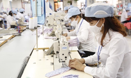 Lương tối thiểu vùng: Dồn nhiều năm không tăng sẽ tạo ra 