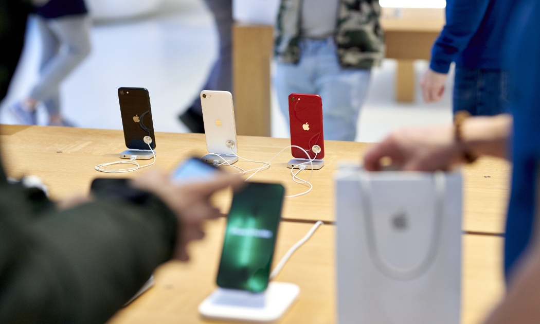 Apple cho là có thể sử dụng chip nhớ của nhà cung cấp Trung Quốc cho iPhone SE và iPhone 14 sắp ra mắt - Ảnh: Getty Images