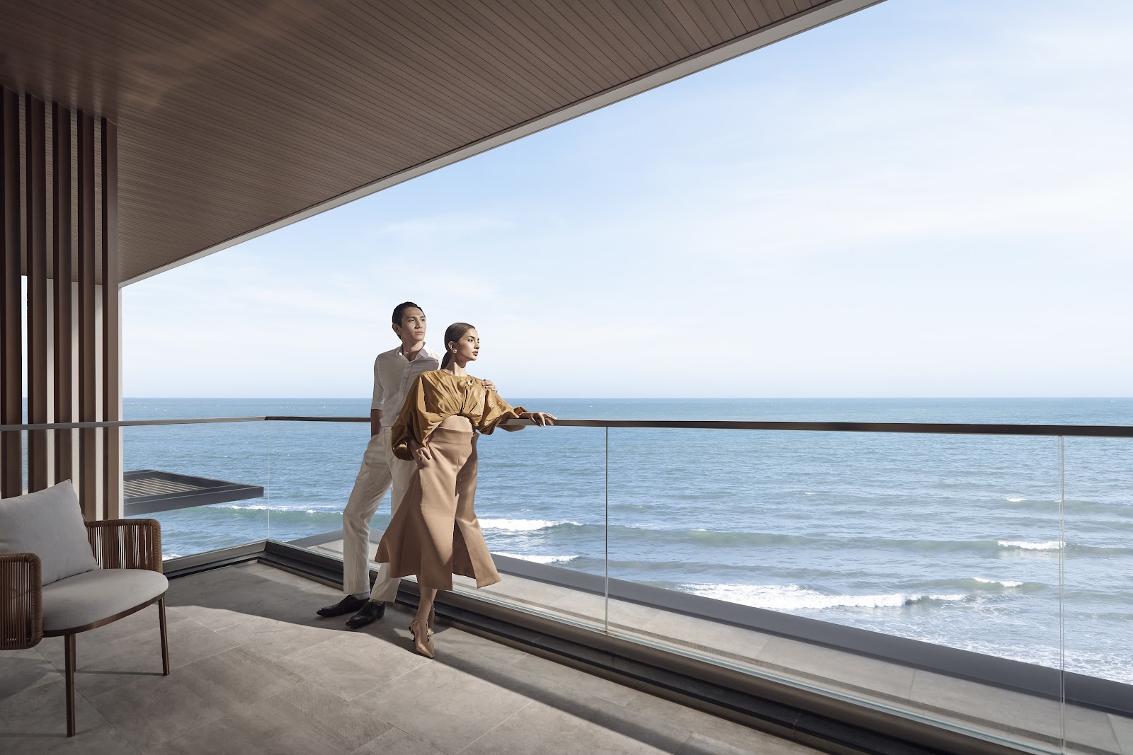 Chi&ecirc;m ngắm dải bờ biển của B&atilde;i Ti&ecirc;n hoang sơ tuyệt diệu từ ban c&ocirc;ng k&iacute;nh d&agrave;i 10m thu trọn tầm nh&igrave;n cho&aacute;ng ngợp.