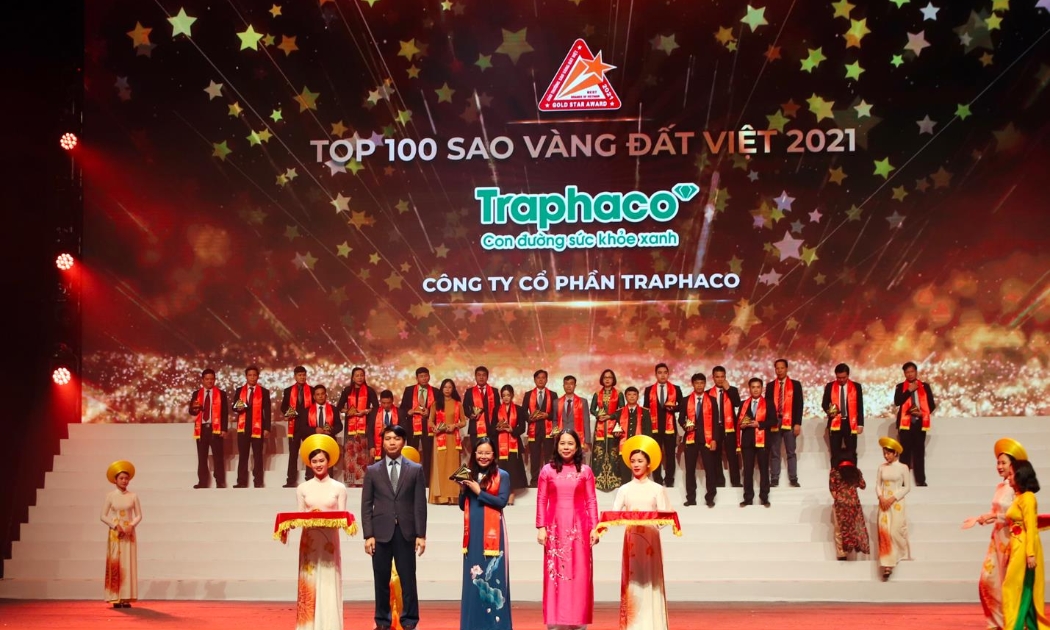 Bà Đào Thuý Hà - Phó Tổng giám đốc đại diện Traphaco nhận biểu chưng.
